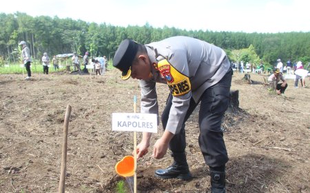 Polres Bondowoso Bersama Insan Pers Tanam Pohon di Gerakan Sedekah Oksigen