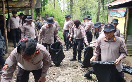 Gerakan Indonesia ASRI : Polres Magetan Gelar Korve di Jalur Pendakian Gunung Lawu      
