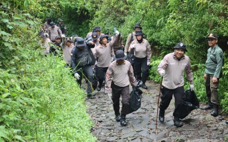 Polres Magetan Gelar Korve di Jalur Pendakian Gunung Lawu Dukung Indonesia ASRI