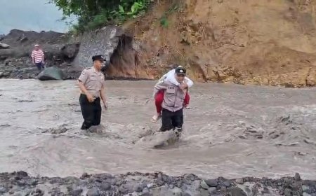 Terekam Kamera, Polisi Gendong Siswa SD Seberangi Aliran Lahar Semeru
