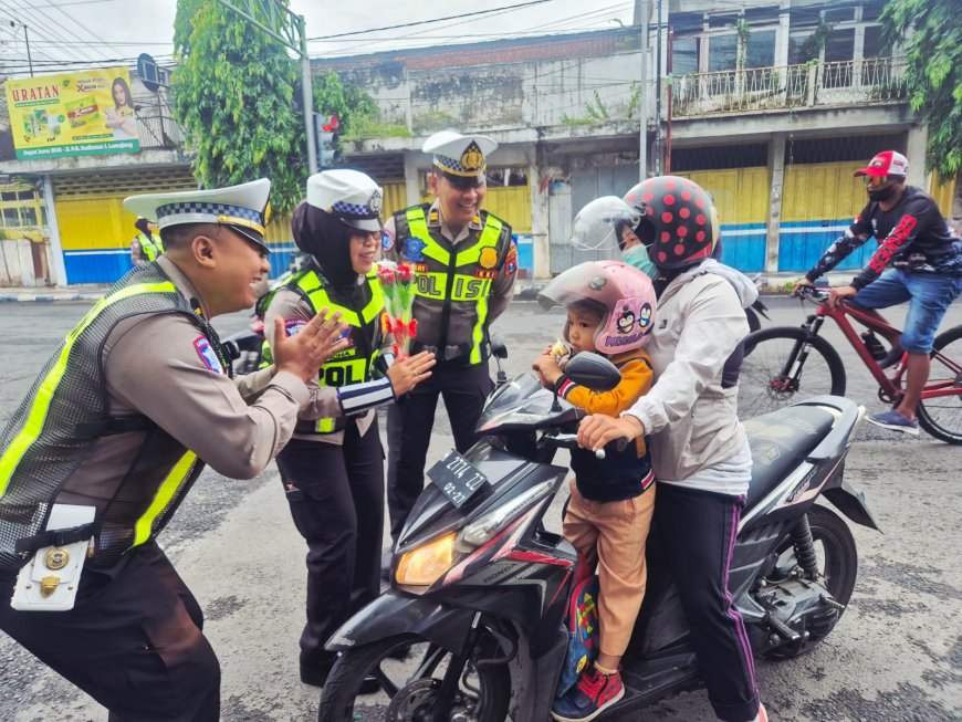 Operasi Keselamatan Semeru Hari ke-10, Polres Lumajang Bagikan Hadiah