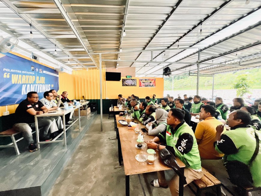 Ngopi Bareng Driver Ojol, Polres Gresik Sosialisasikan Operasi Keselamatan Semeru