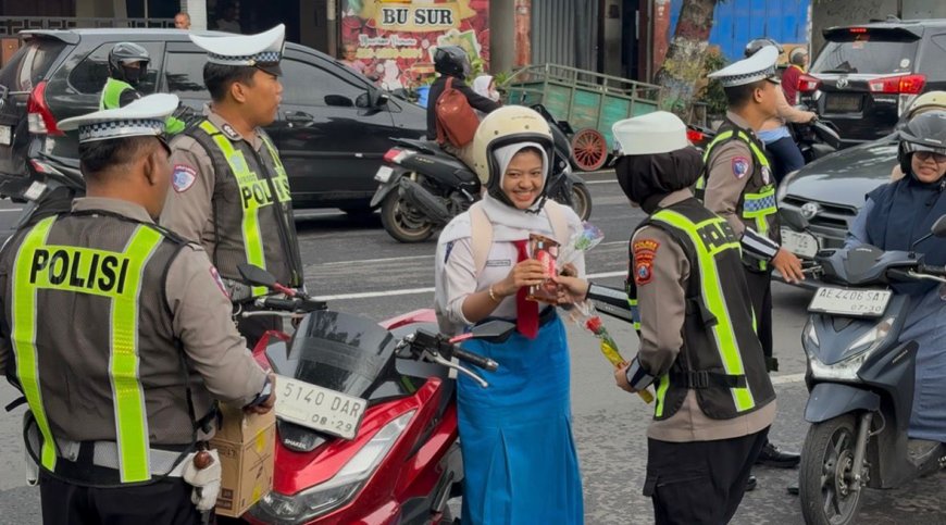 Operasi Keselamatan Semeru, Polres Ponorogo Tebar Hadiah untuk Pengendara Tertib