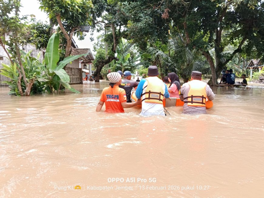 Polres Jember Evakuasi Korban Banjir di Rambipuji Pastikan Bantuan Tersalurkan