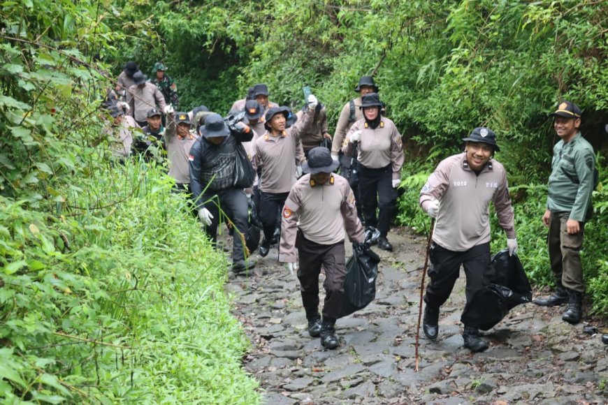 Polres Magetan Gelar Korve di Jalur Pendakian Gunung Lawu Dukung Indonesia ASRI
