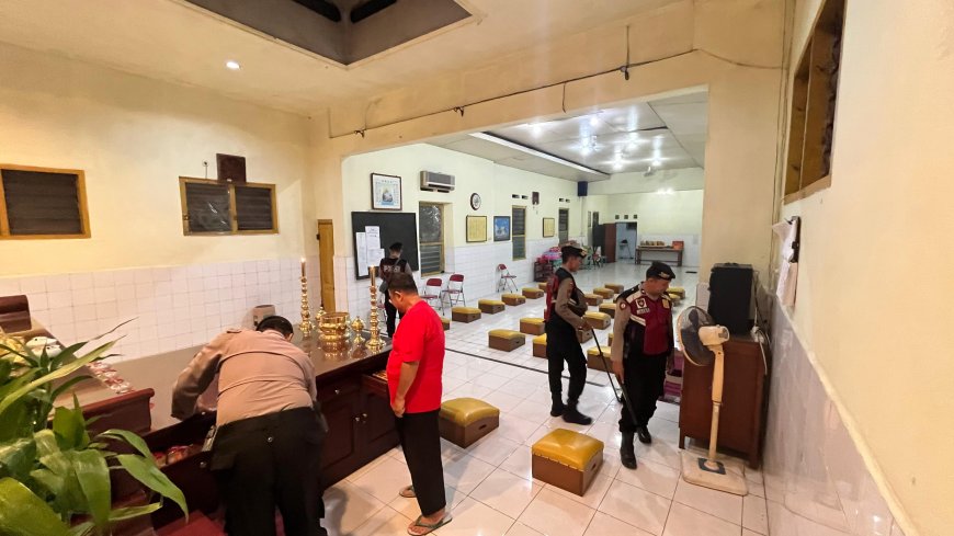 Jelang Imlek, Polres Lumajang Sterilkan Vihara