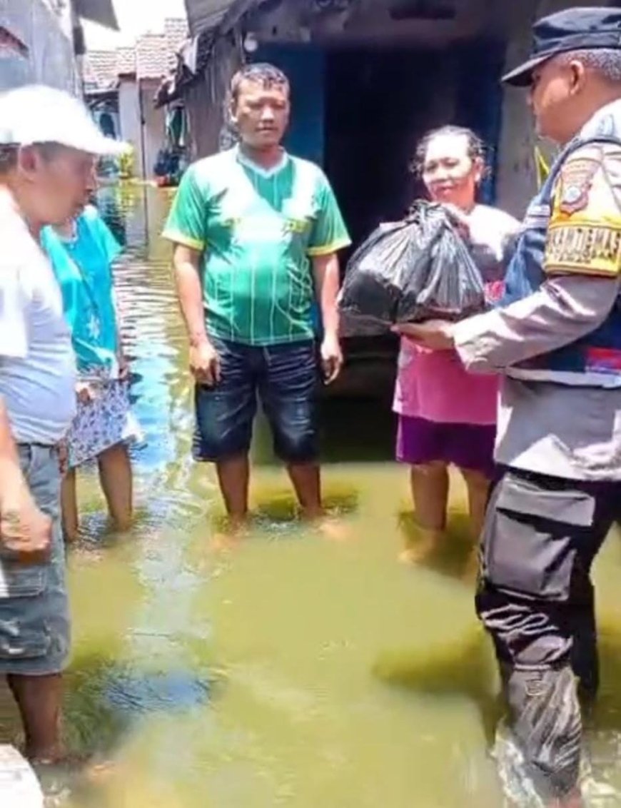 Polresta Sidoarjo Salurkan Paket Sembako untuk Warga Terdampak Banjir