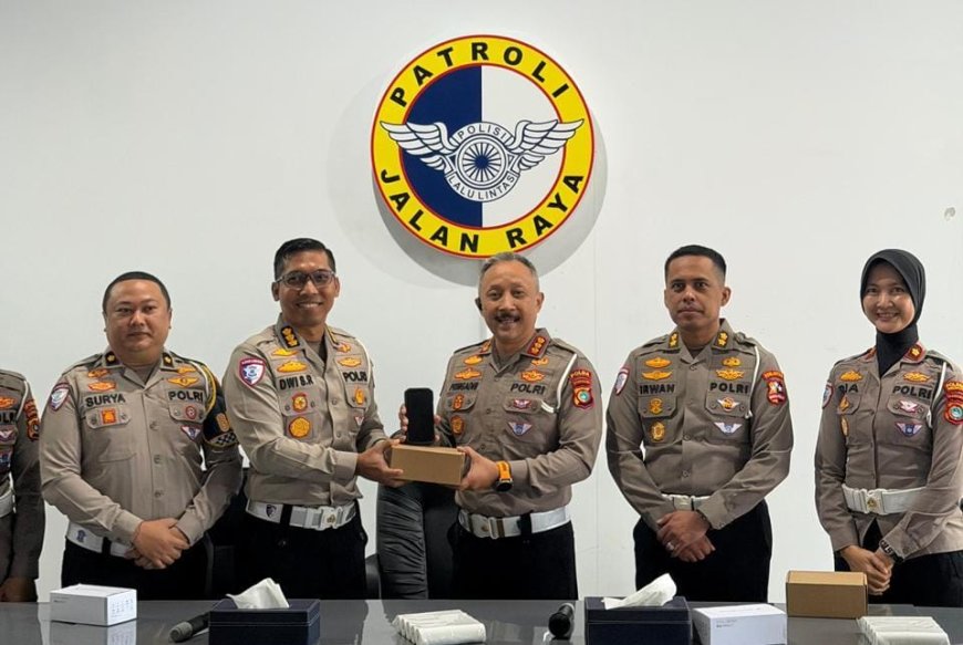 Korlantas Polri Distribusikan 15 Unit ETLE Handheld ke Polda Babel Perkuat Pengawasan dan Penindakan Pelanggaran Lalin   