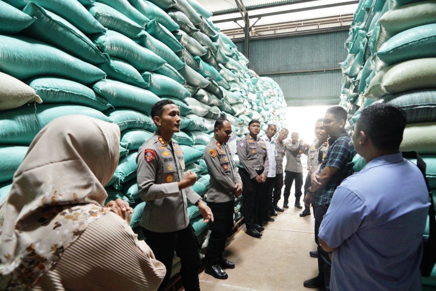 Stok Aman, Kapolres Ponorogo Tinjau Gudang Perum Bulog