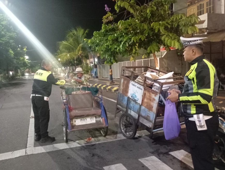 Patroli Sahur Humanis, Polres Madiun Kota Berbagi untuk Warga