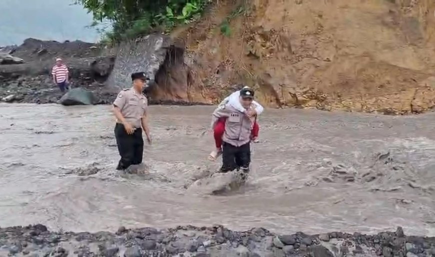 Heroik, Polisi Gendong Siswa SD di Aliran Lahar Semeru