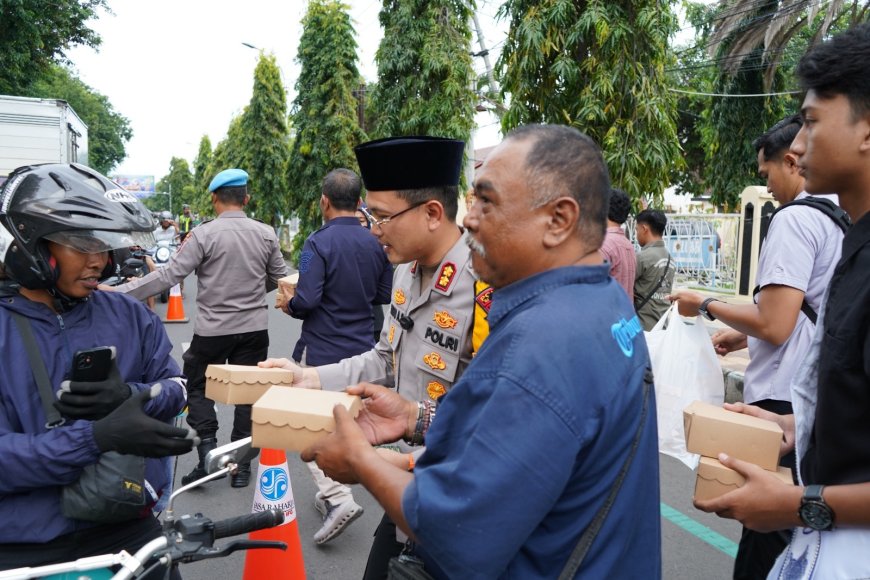 Sinergi Polres Situbondo dan Media, Takjil Gratis Disambut Antusias