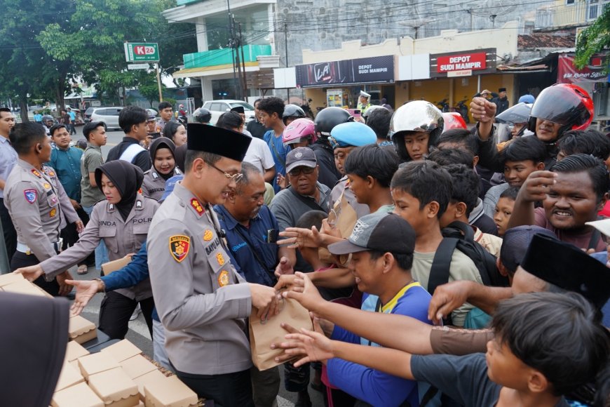Polres Situbondo Bersama Wartawan Turun ke Jalan, Takjil Langsung Habis
