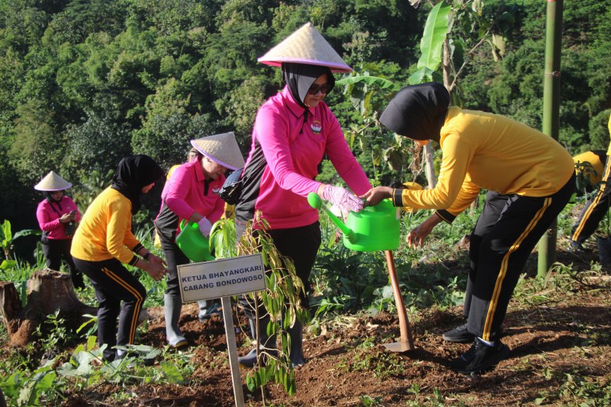 Gerakan Tanam Pohon Warnai Aksi Polres Bondowoso