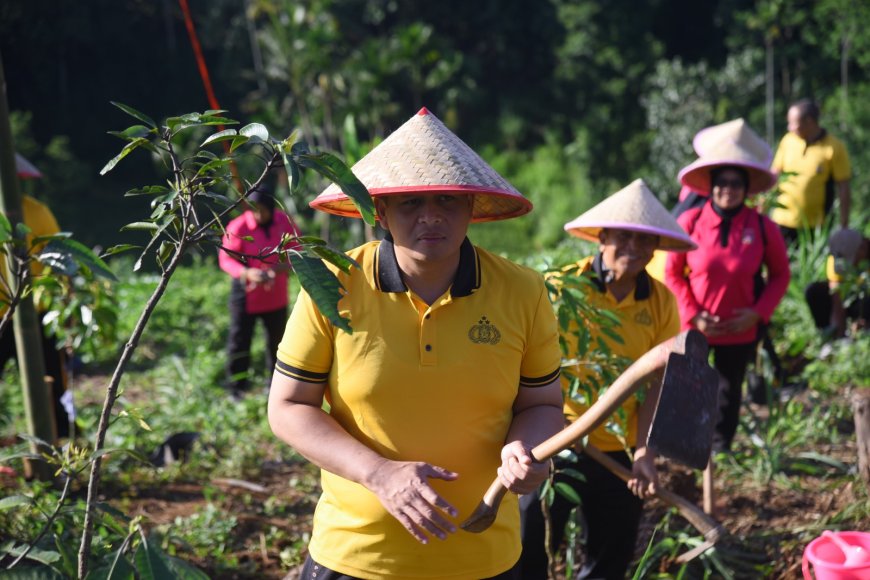 Tanam Pohon, Polres Bondowoso Jaga Kelestarian Alam