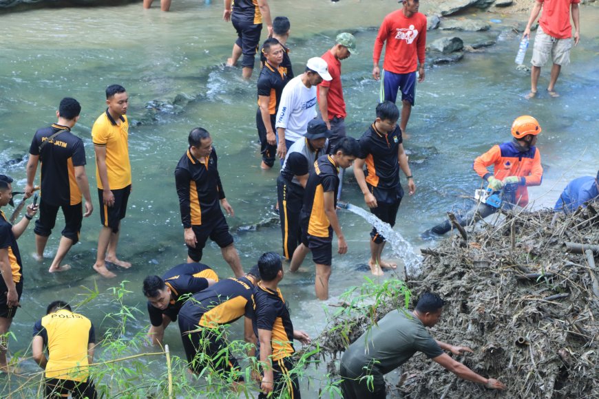 Sungai Jembatan Purba Dipulihkan Lewat Aksi Bersih Polres