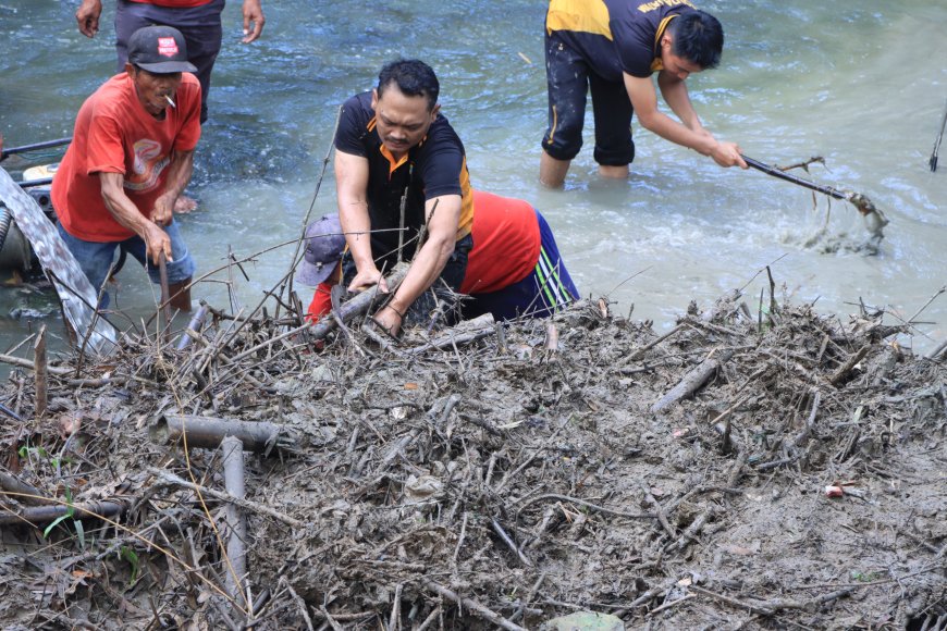Polres Ngawi Gelar Aksi Bersih Sungai di Jembatan Purba