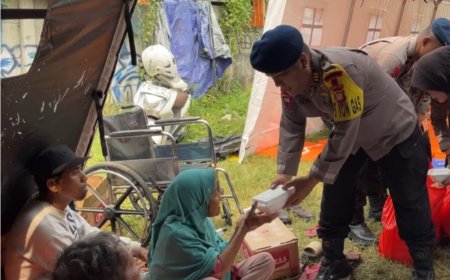 Korban Kebakaran Terima Makanan Siap Saji dari Brimob