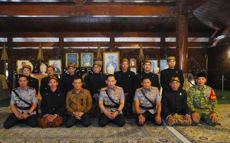 Usai Soekarno dan Gus Dur, Kapolri Ziarah-Tabur Bunga ke Makam Soeharto 